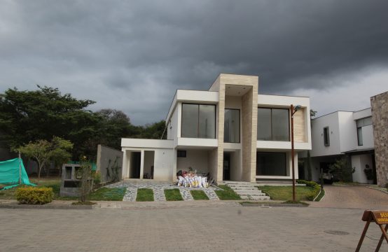 Casa de venta independiente en Tumbaco Urbanización Exclusiva