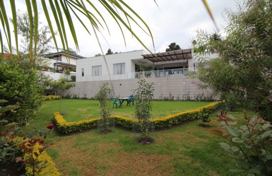 Casa de venta en Cumbaya una Sola Planta  4 dormitorios Jardín