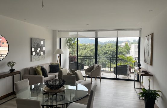 Departamento de venta en Cumabaya, en edificio moderno con piscina