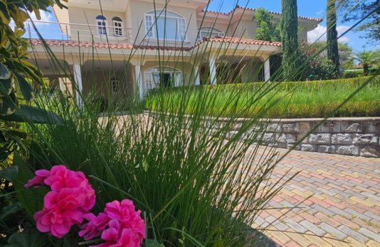 Casa de venta en Tumbaco 1100m2 Terreno Urb. Lujo