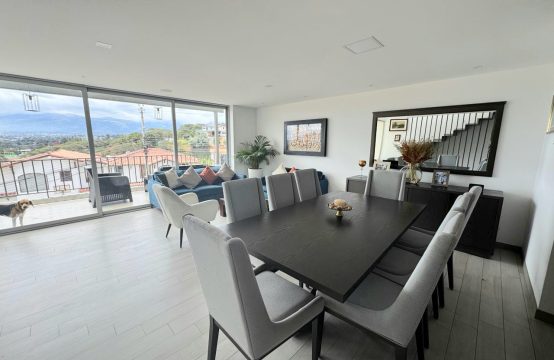 Casa de venta  en Tumbaco, Moderna , en Urbanización Privada