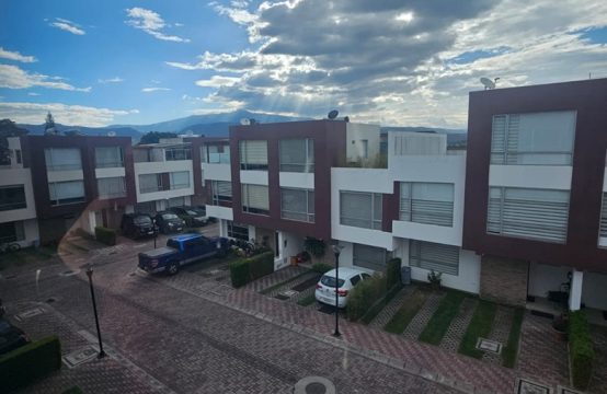 Casa de venta en Tumbaco 4 dormitorios estudio terraza area de bbq OPORTUNIDAD