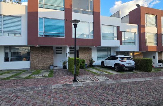 Casa de venta en Tumbaco 4 dormitorios estudio terraza area de bbq OPORTUNIDAD