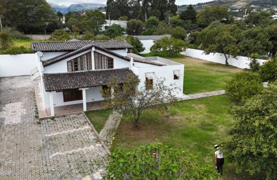 Casa de arriendo en Tumbaco Ideal Negocio 2300m2 Terreno