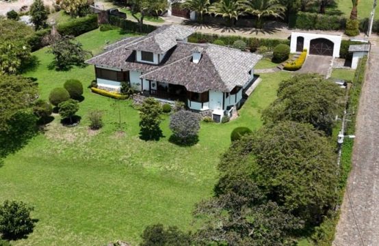 Casa de venta en Tumbaco una sola planta, estilo rústico