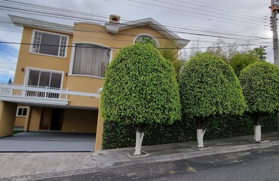 Casa de Arriendo Cumbaya Urbanizacion Priva cerca USFQ